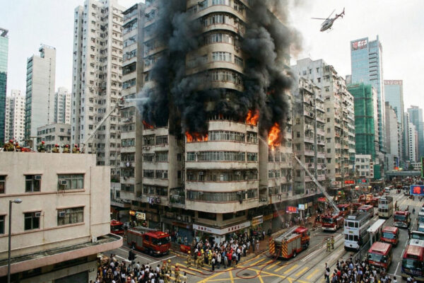 香港で起きた高層マンションの火災