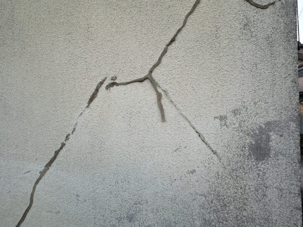 外壁　ひび割れ