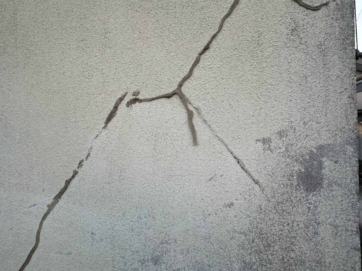 外壁　ひび割れ